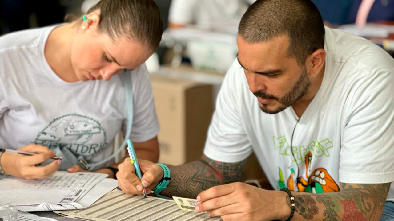A las 11 de la mañana de este domingo, cinco millones de colombianos han ejercido su derecho al voto