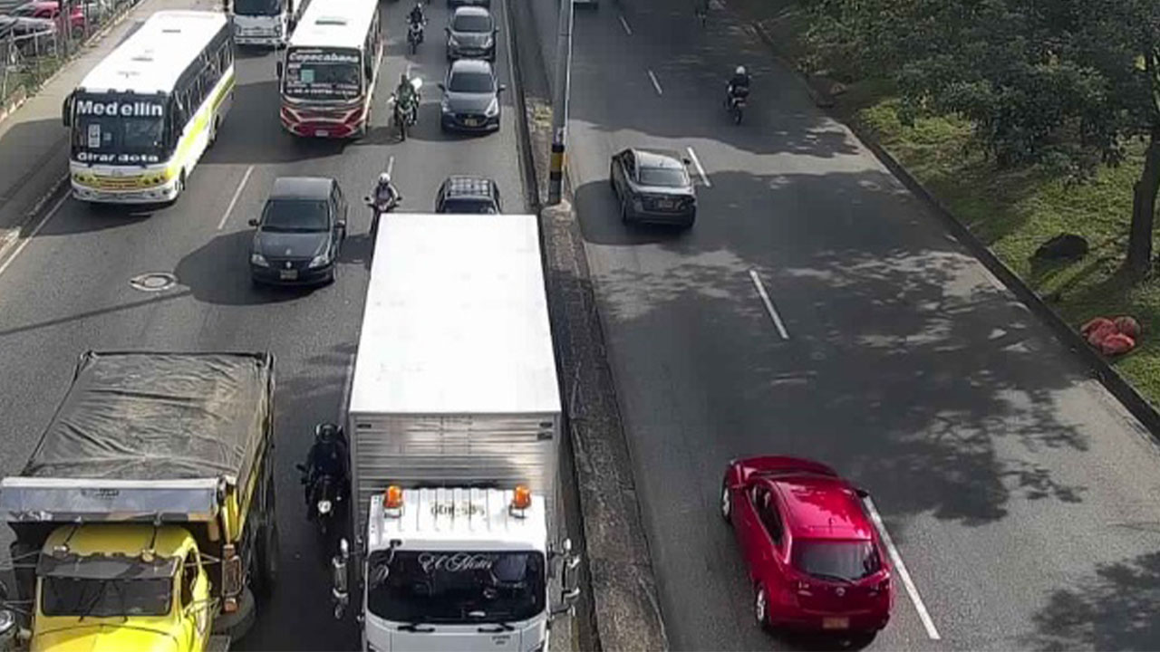 ¡Qué berraco susto! Hombre que iba en moto quedó debajo de un camión en el puente de Zamora