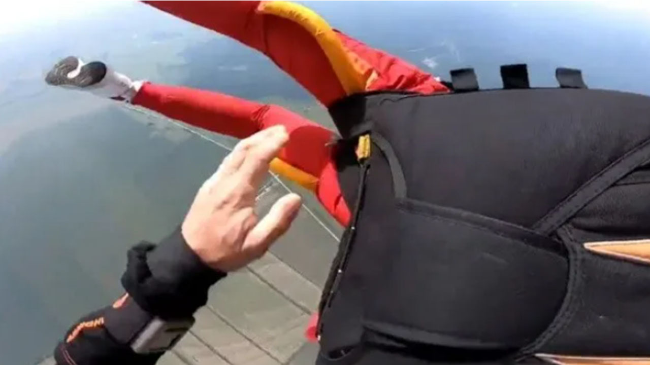 VIDEO. Mujer olvidó abrir el paracaídas y la salvó el instructor ¿Se volverá a lanzar?