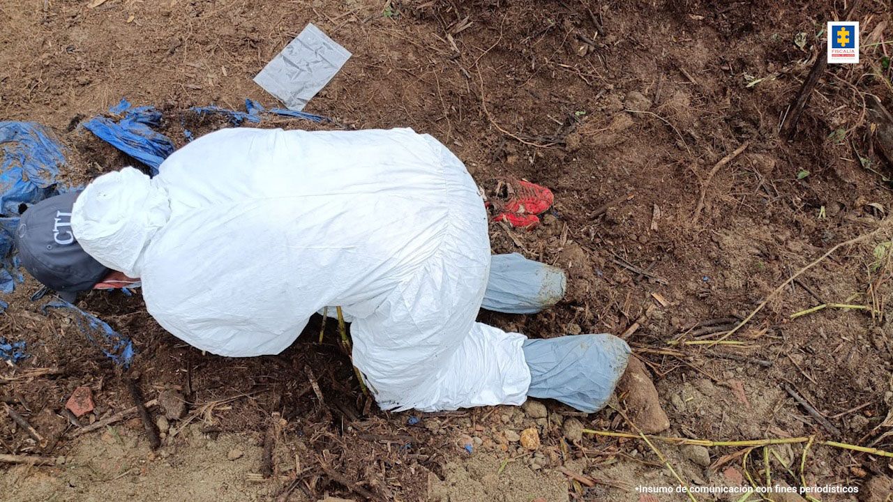 VIDEO: Enviado a la cárcel por matar y enterrar a su compañera sentimental en un cerro de San Antonio de Prado 4 1 Exhumacion crimen forense escena del crimen