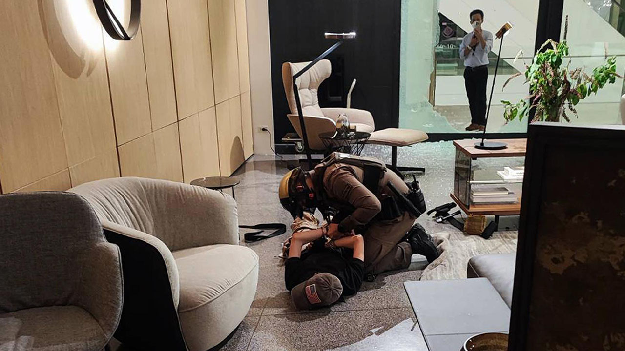 La policía detiene a un menor de 14 años tras un tiroteo en Bangkok con al menos 3 muertos