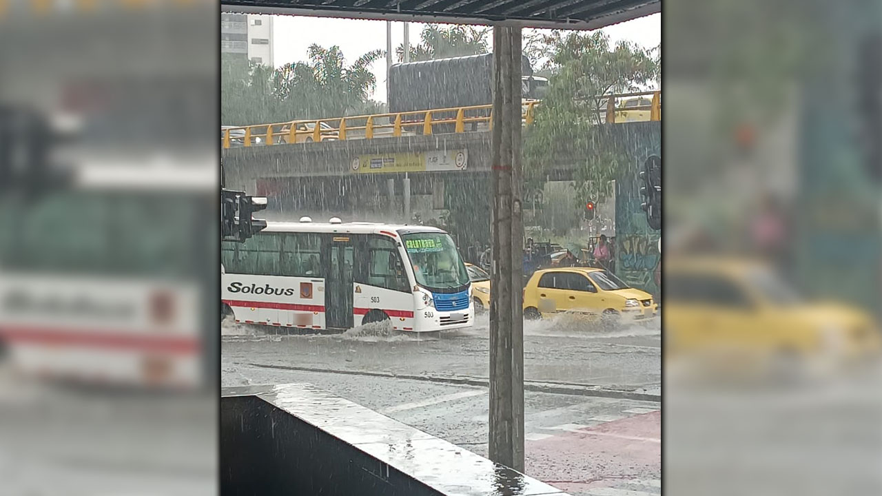 FOTOS. Tras el fuerte aguacero, se inundó la glorieta de San Juan en Medellín