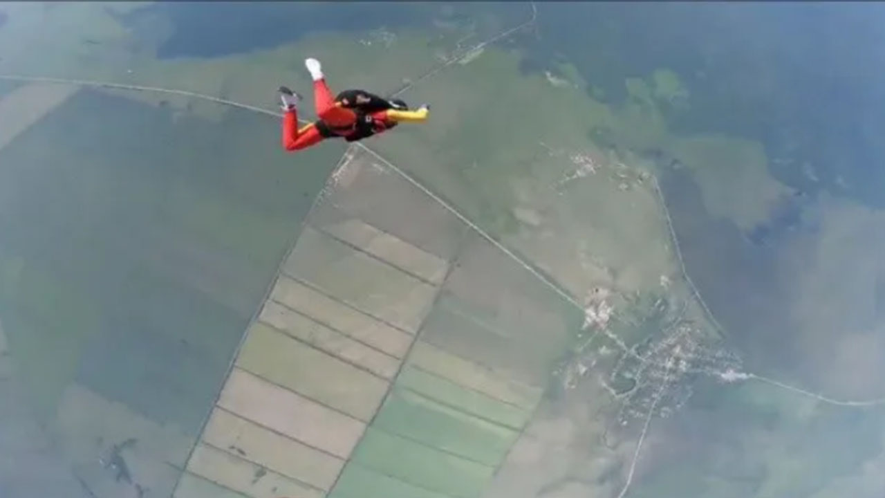 VIDEO. Mujer olvidó abrir el paracaídas y la salvó el instructor ¿Se volverá a lanzar?