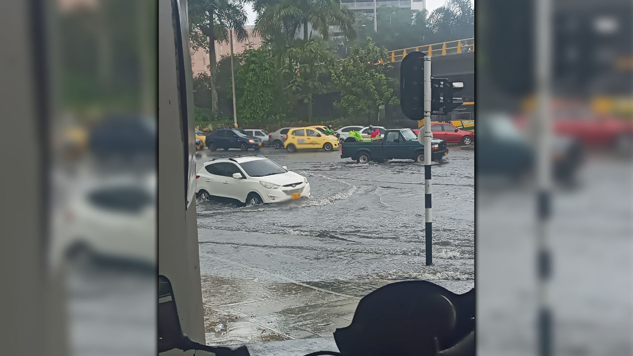 FOTOS. Tras el fuerte aguacero, se inundó la glorieta de San Juan en Medellín