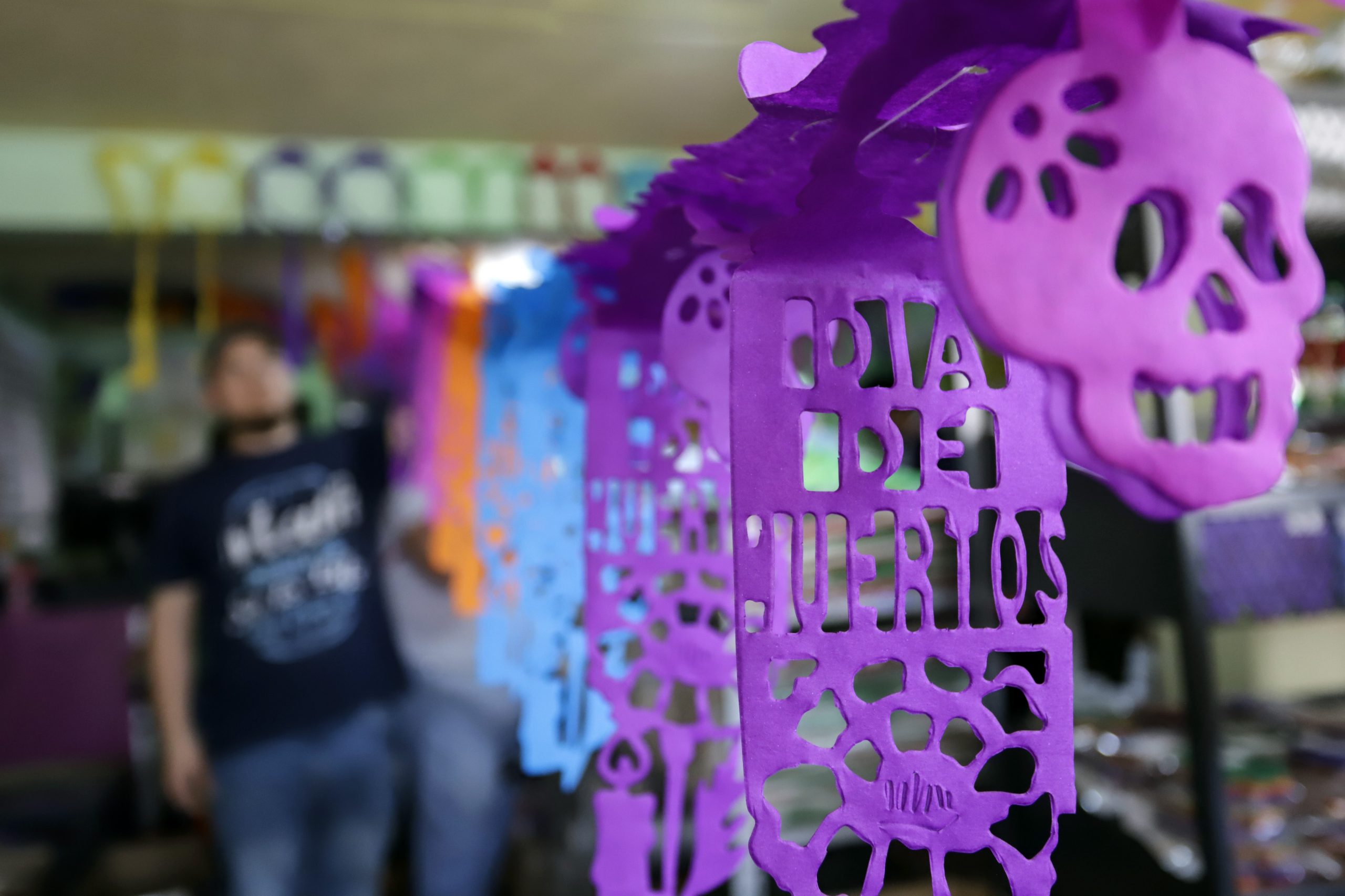 El pueblo productor de papel picado comienza a dar color al Día de Muertos de México
