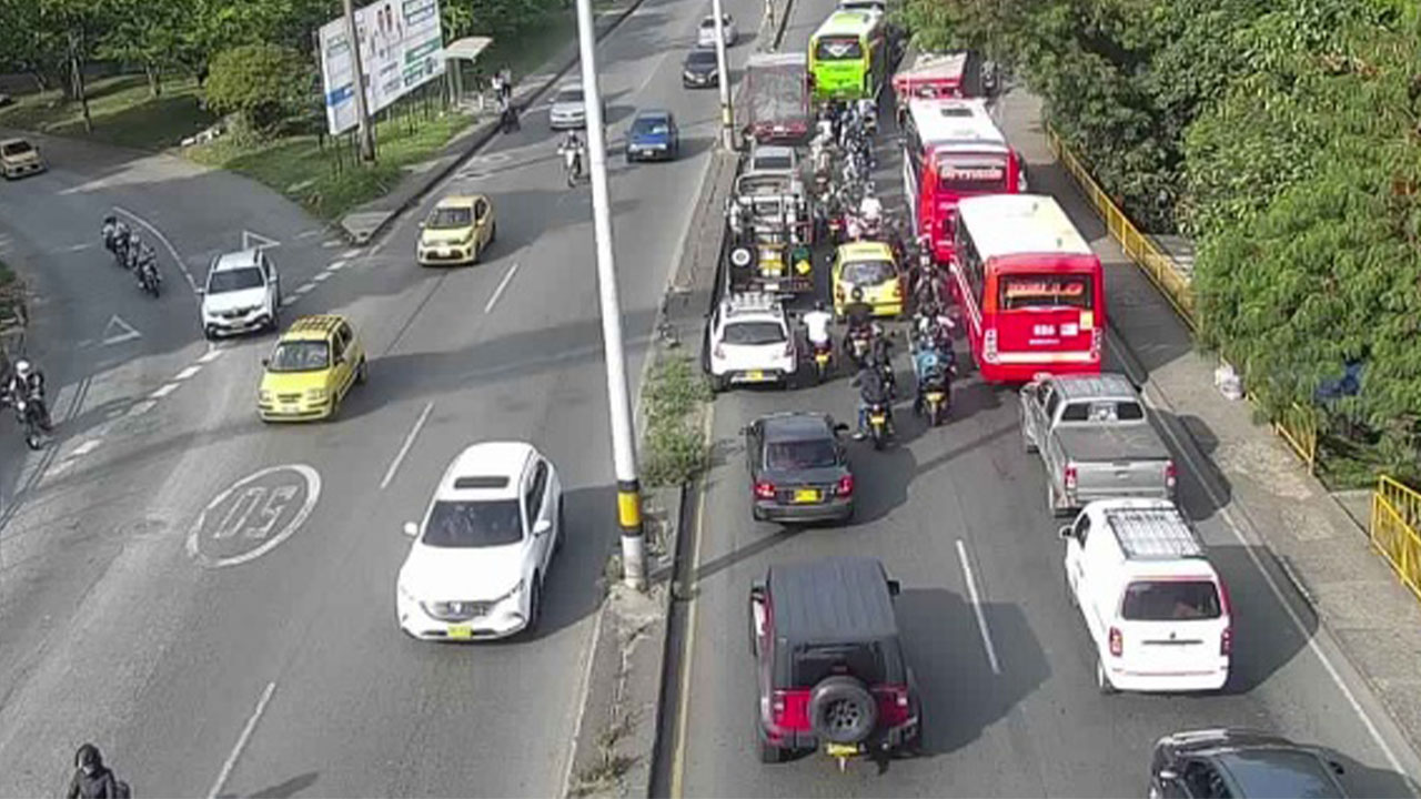 ¡Qué berraco susto! Hombre que iba en moto quedó debajo de un camión en el puente de Zamora