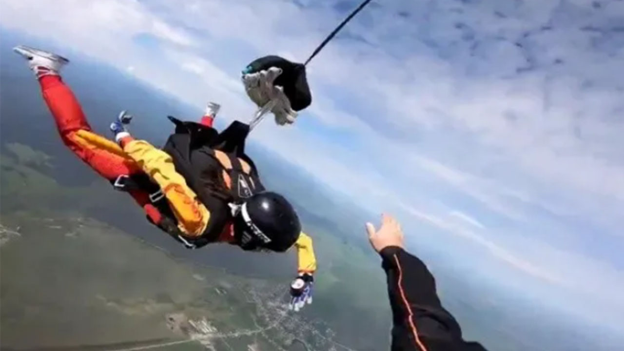 VIDEO. Mujer olvidó abrir el paracaídas y la salvó el instructor ¿Se volverá a lanzar?