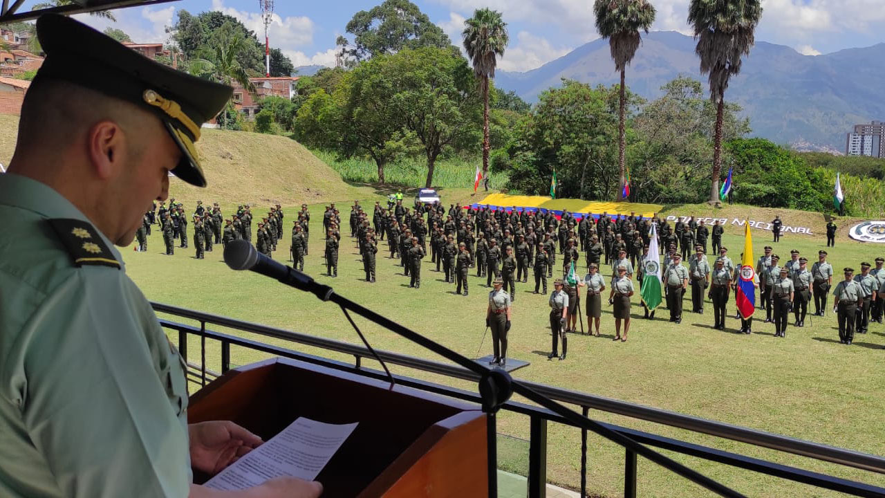 jóvenes juraron bandera como nuevos Auxiliares de Policía en Medellín y Antioquia