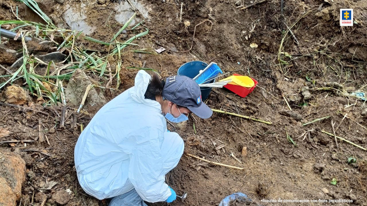 VIDEO: Enviado a la cárcel por matar y enterrar a su compañera sentimental en un cerro de San Antonio de Prado 6 3 Exhumacion crimen forense escena del crimen