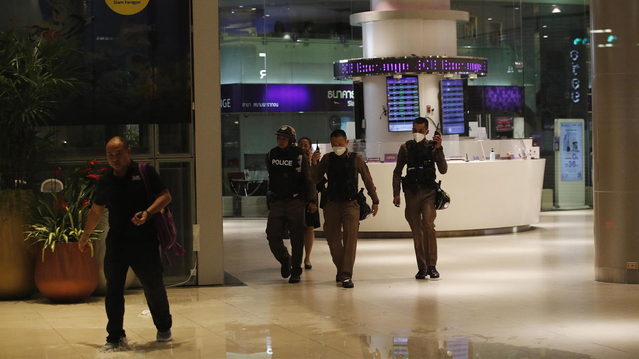 La policía detiene a un menor de 14 años tras un tiroteo en Bangkok con al menos 3 muertos