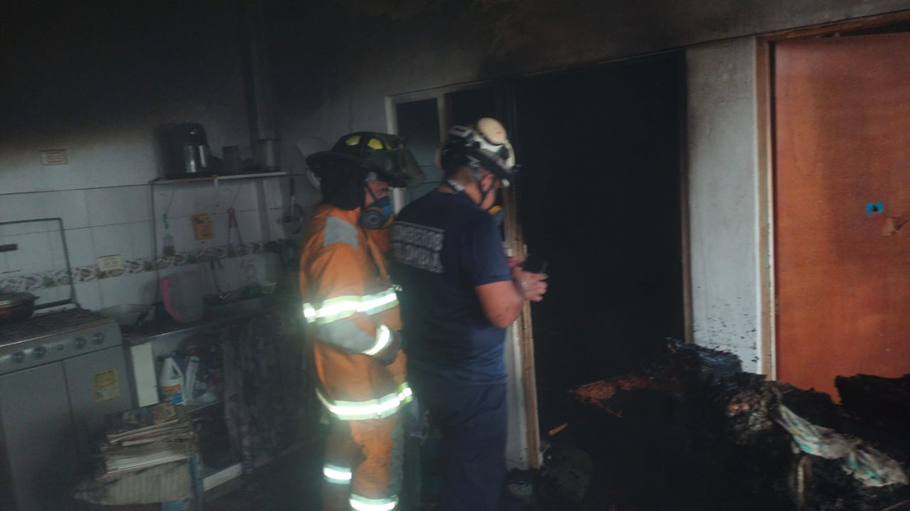 Incendio en Girardot, muere una niña. Fotos cortesía Capitán Álvaro Eduardo Farfán Vargas