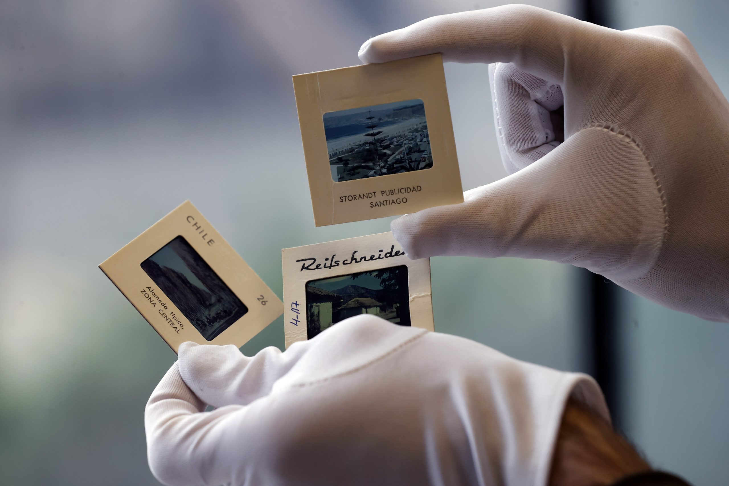 El desafío de inmortalizar las fotos históricas de la guía turística más popular de Chile