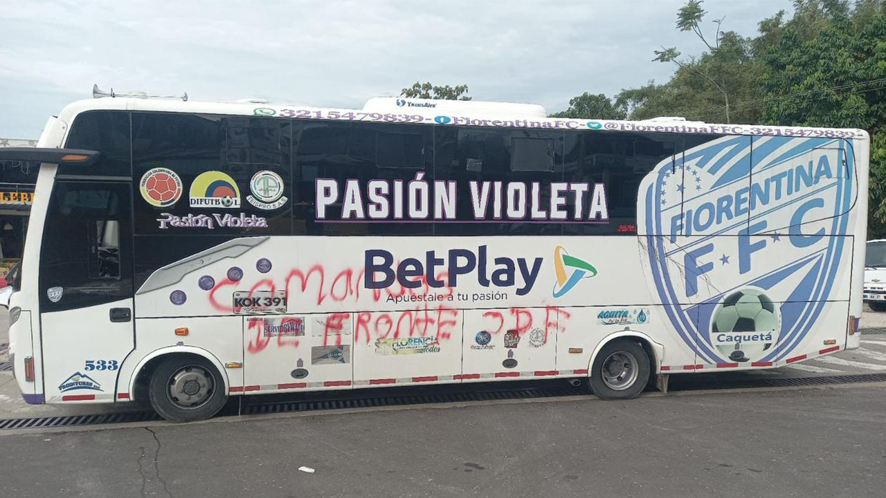 Bus del Fiorentina Fútbol fue 'pintado' por las FARC