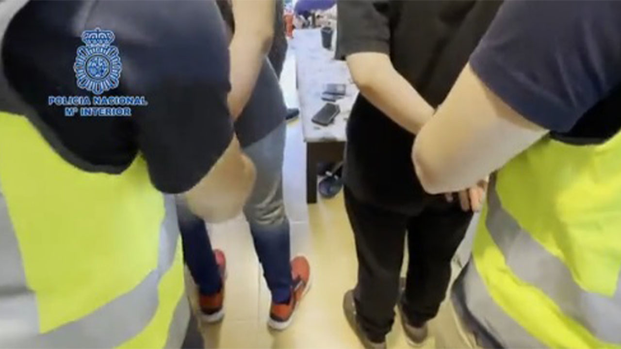 Capturado por abusar sexualmente de su bebé y grabarla para ofrecerla a otros pedófilos