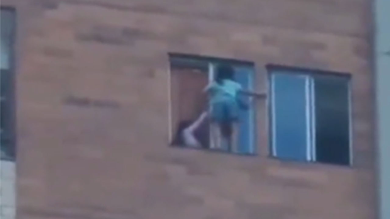 VIDEO. ¡De milagro no se mataron! En Bello, niñas juegan a cruzar ventana a más de 80mt de altura