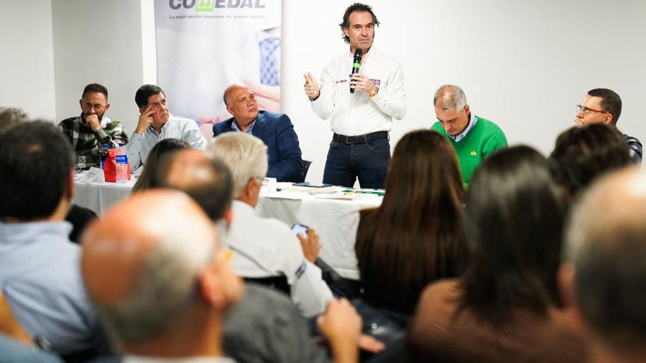 Fico Gutiérrez escuchó propuestas del sector cooperativo y de salud en Medellín