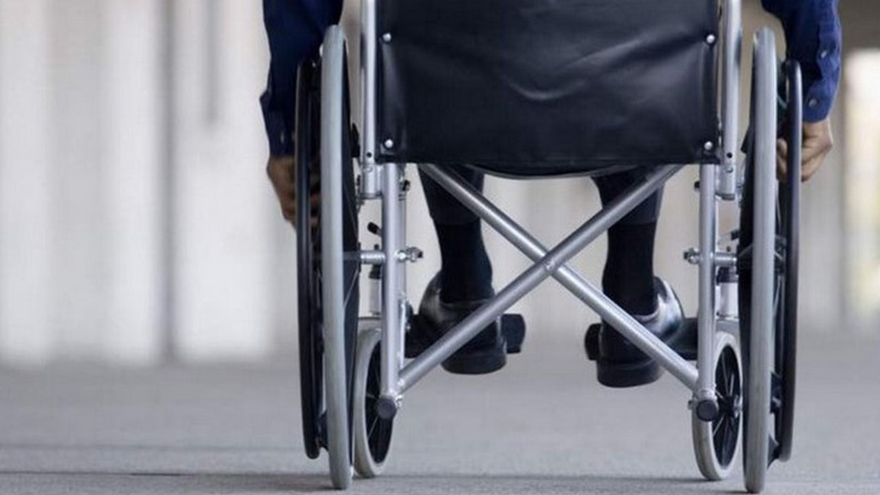 Hombre discapacitado se arrastró, le negaron silla de ruedas