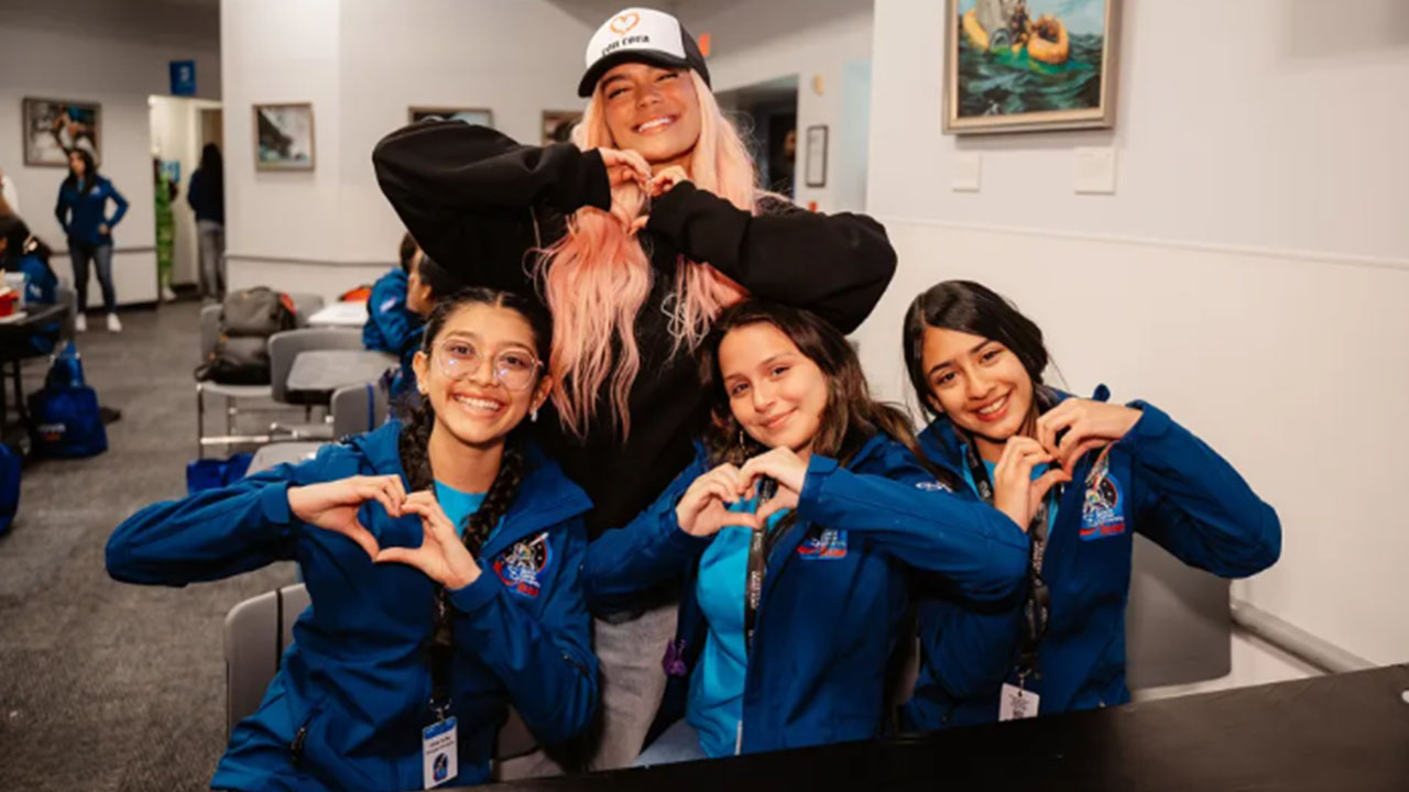 Karol G y su premio humanitario tiene que ver con acciones de motivación.