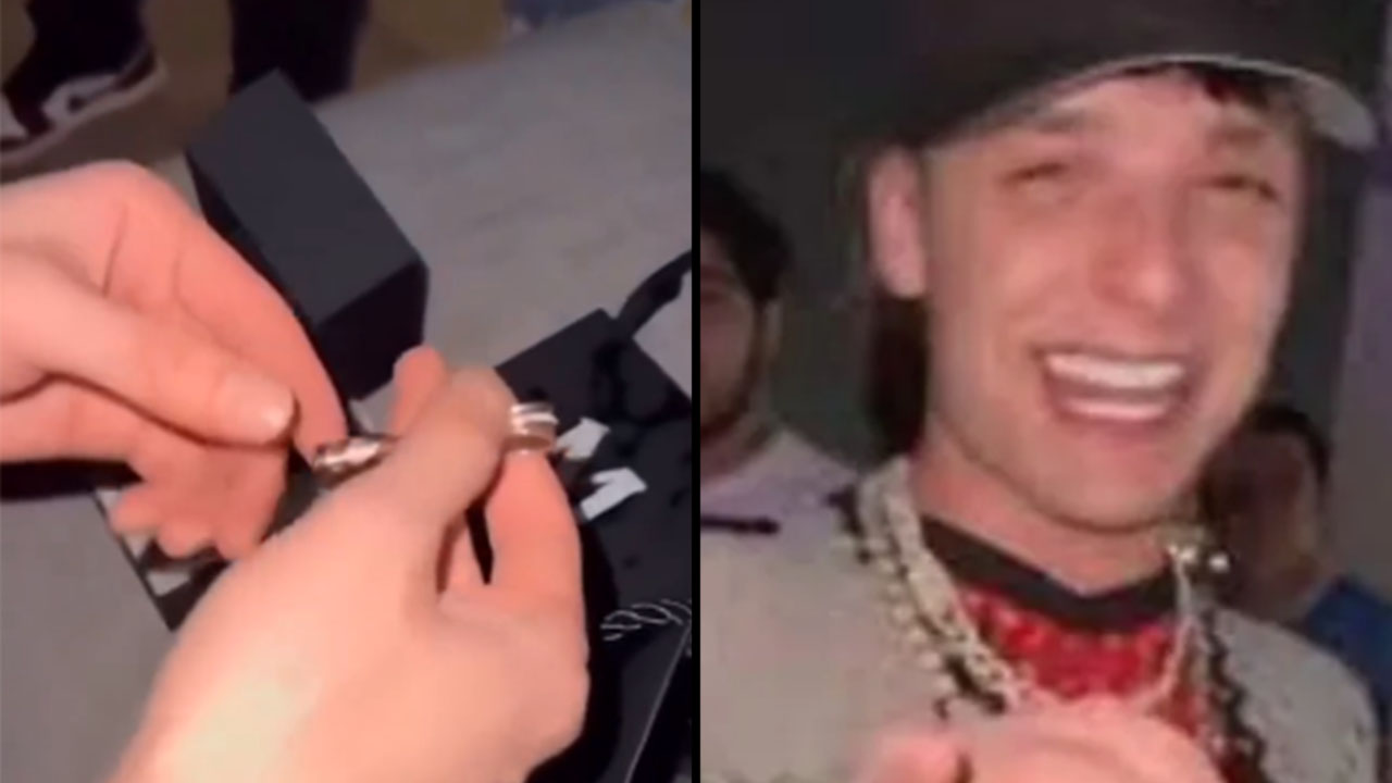 Peso Pluma recibió un regalo y causó polémica en redes sociales