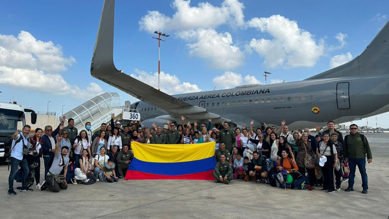 Primeros colombianos abandonan Israel en avión de la Fuerza Aeroespacial