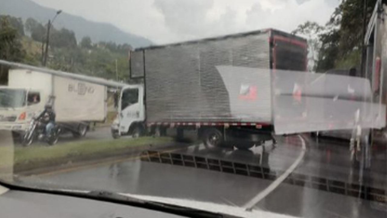 Reportan el cierre de la variante de Caldas, a la altura de Pan de Azúcar, por incidente vial