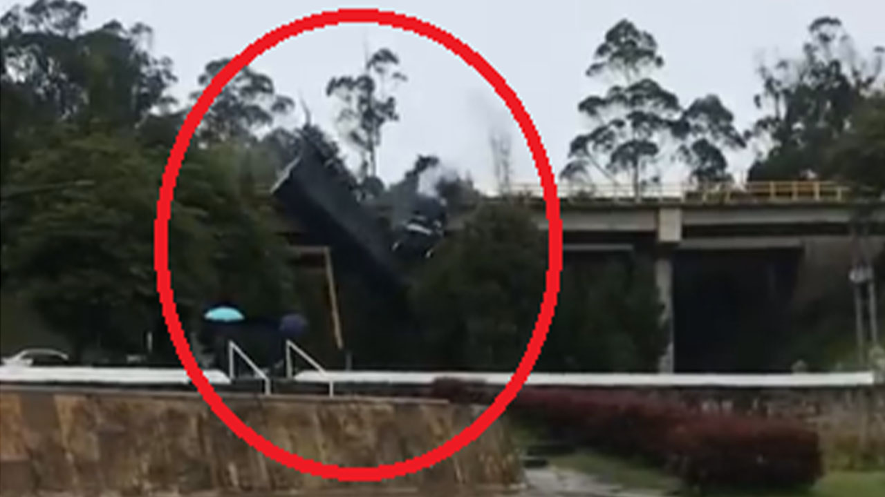 Rescate de conductor de mula que cayó en el puente de Boyacá