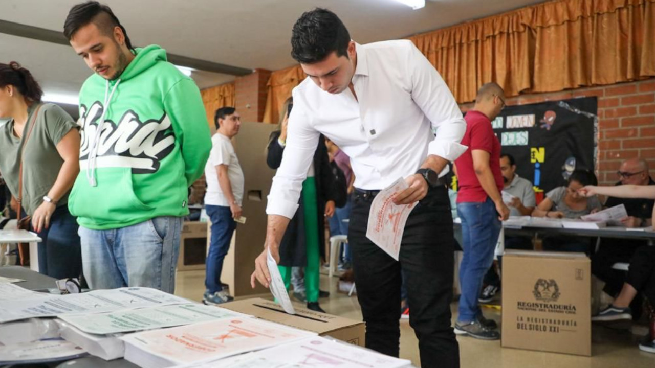 Esteban Restrepo, candidato a la Gobernación de Antioquia del partido Independientes 'madrugó' a votar en compañía de su familia