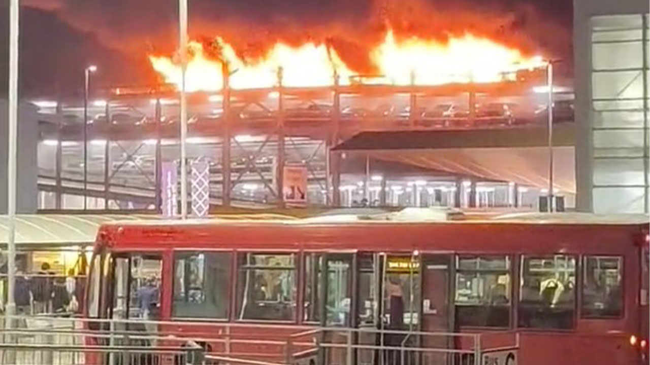VIDEO. Un incendio de gran magnitud se consume el parqueadero del aeropuerto de Luton