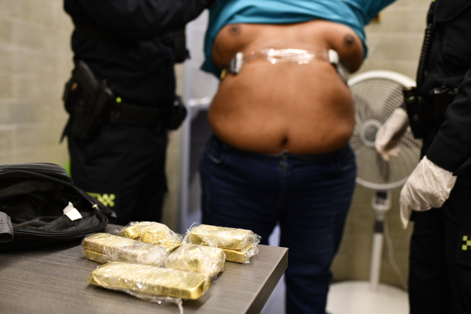 Cogieron en aeropuerto de Medellín, a hombre con 20 lingotes de oro