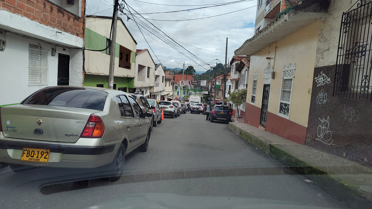 Vías repletas de carros mal parqueados en jornada electoral en Medellín