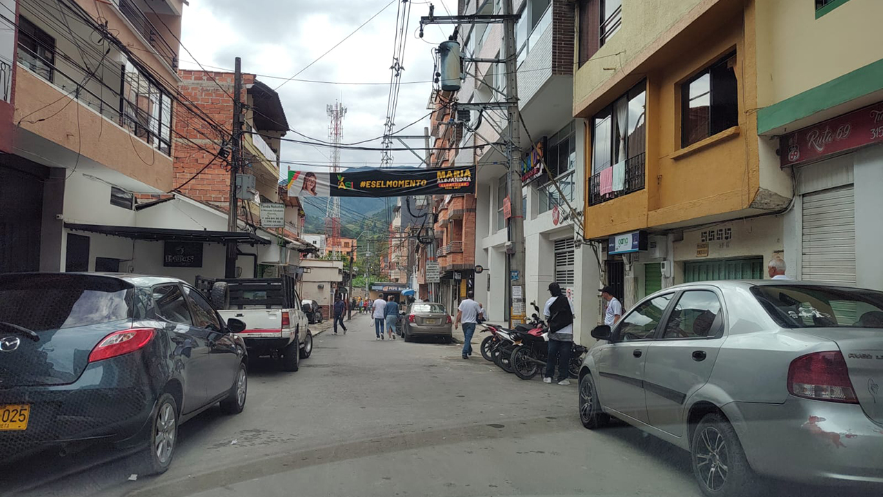 Vías repletas de carros mal parqueados en jornada electoral en Medellín