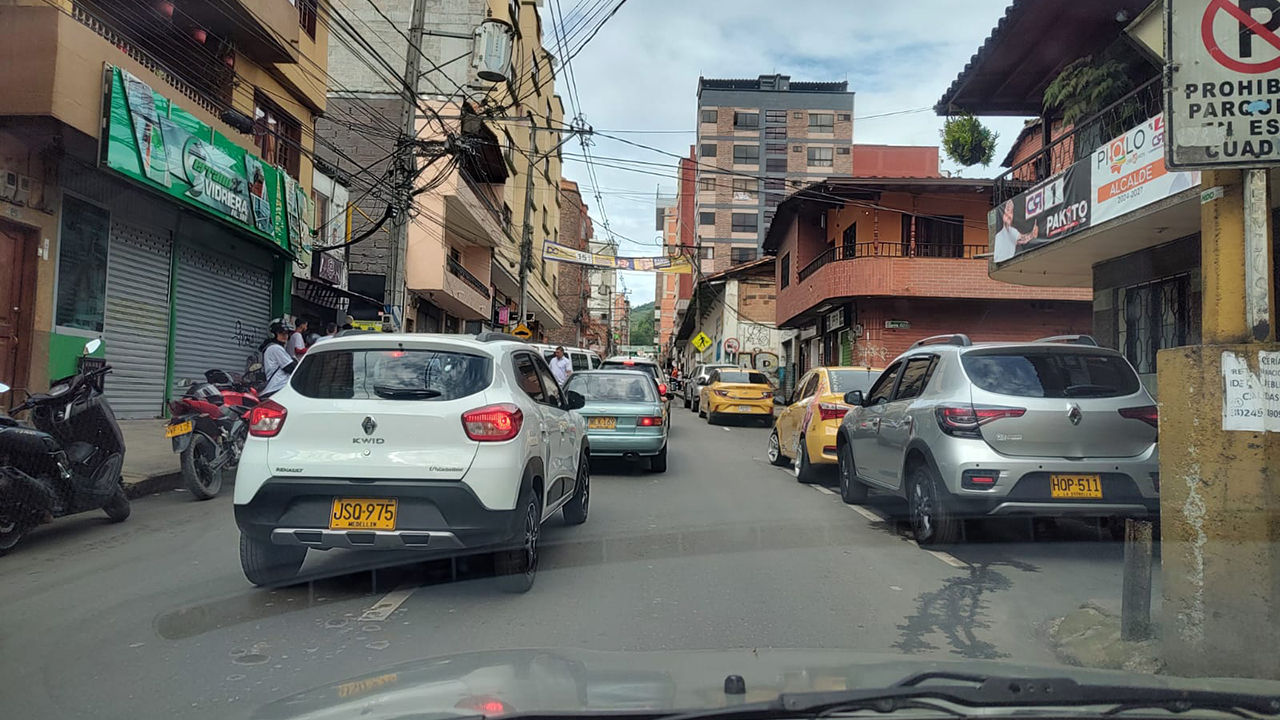 Vías repletas de carros mal parqueados en jornada electoral en Medellín