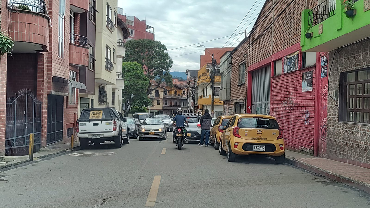 Vías repletas de carros mal parqueados en jornada electoral en Medellín