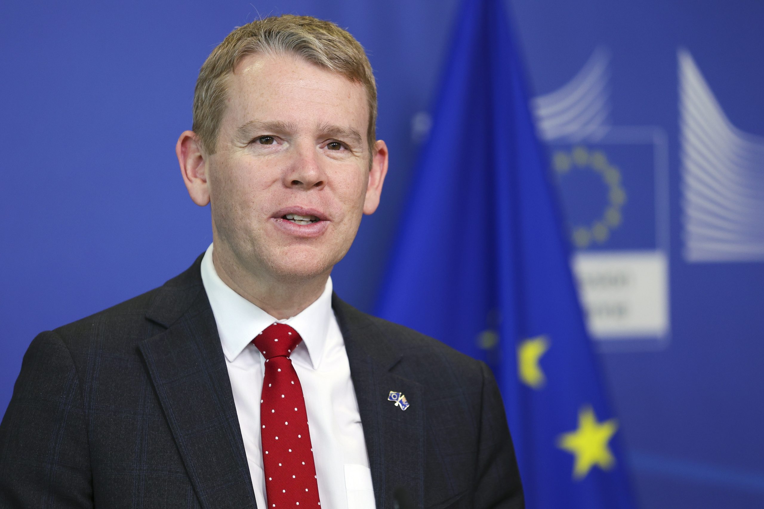 El primer ministro de Nueva Zelanda da positivo para covid a dos semanas de las elecciones