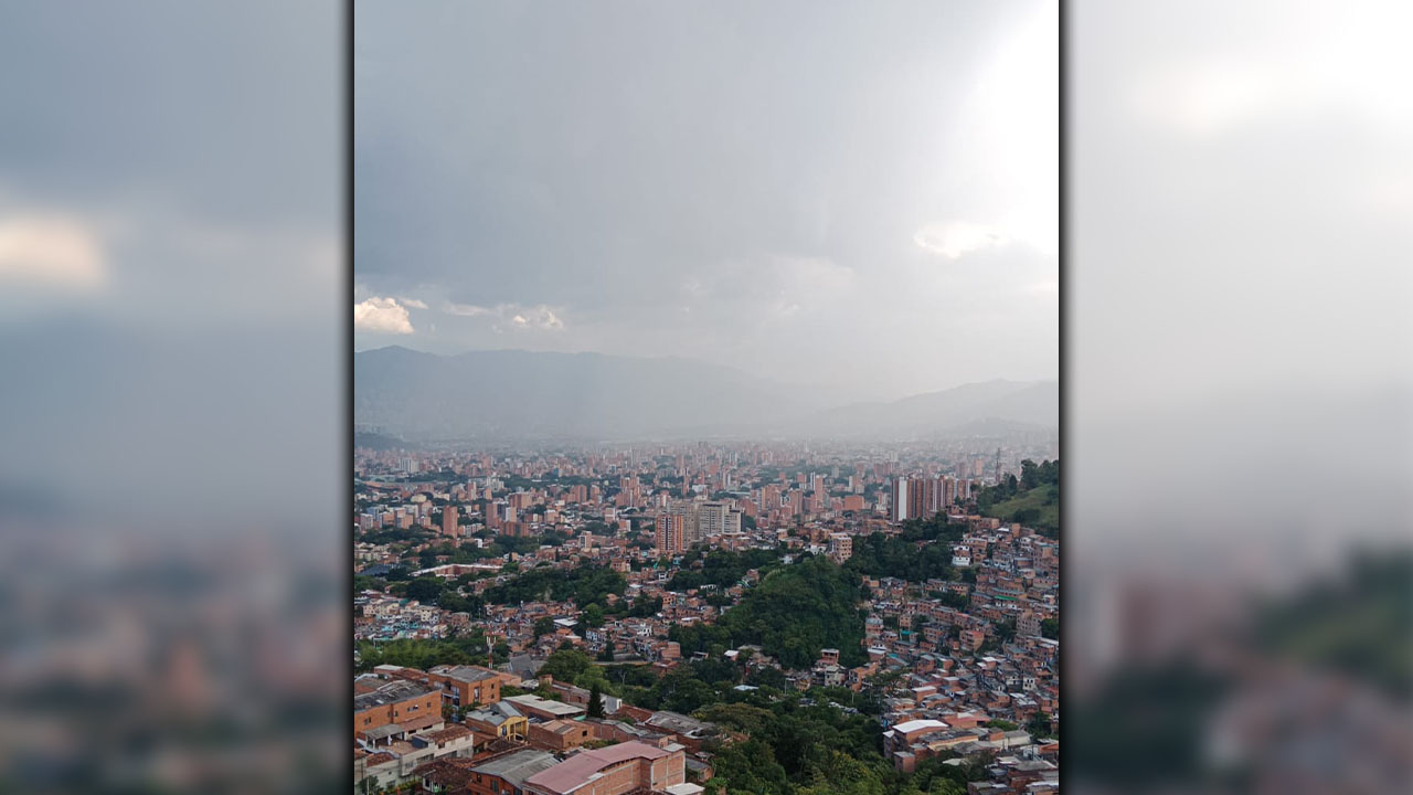"Está granizando en el Centro": fuerte aguacero cae en Medellín