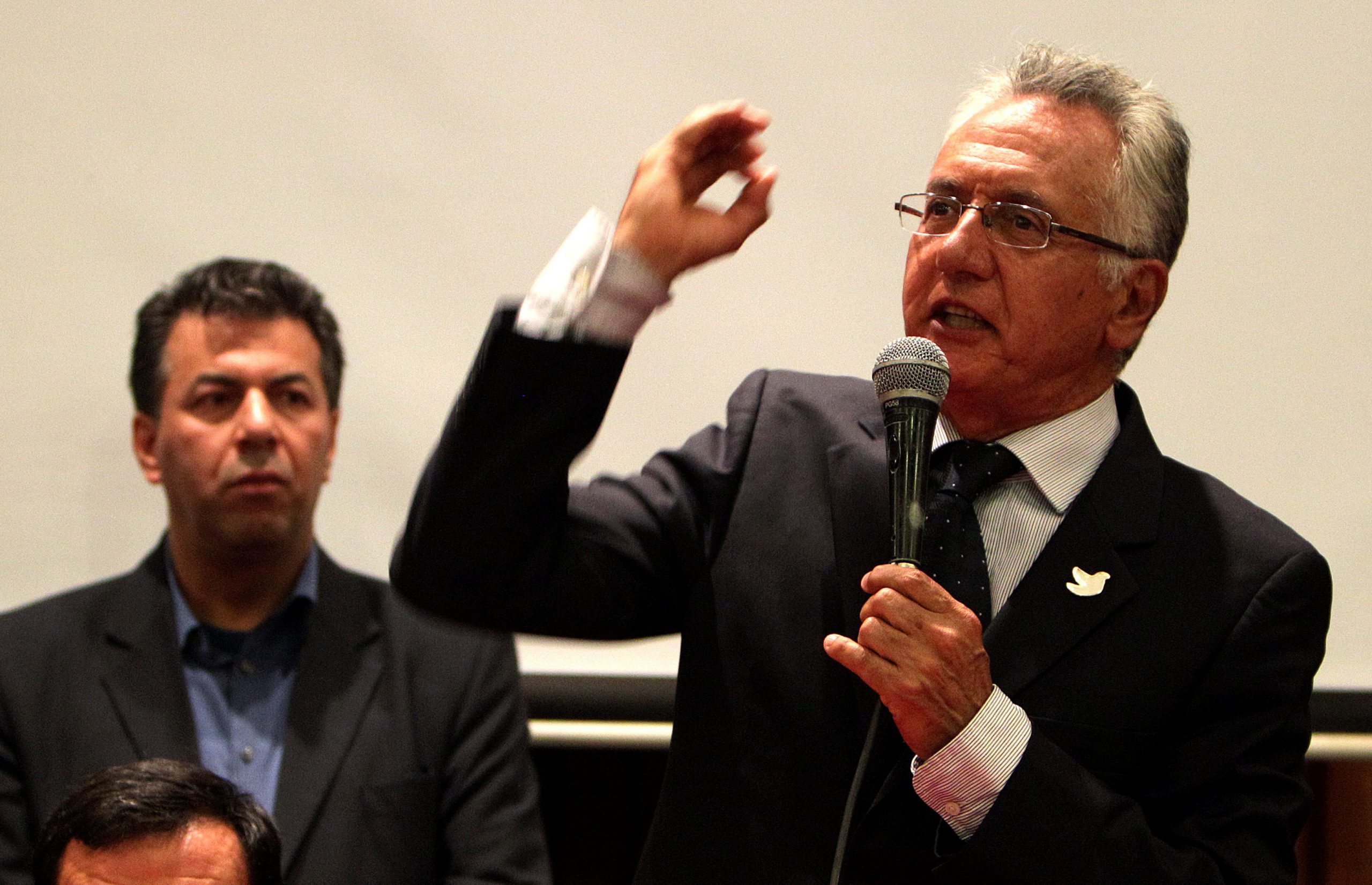 Abren investigación a ministro colombiano de Salud por escasez de medicamentos