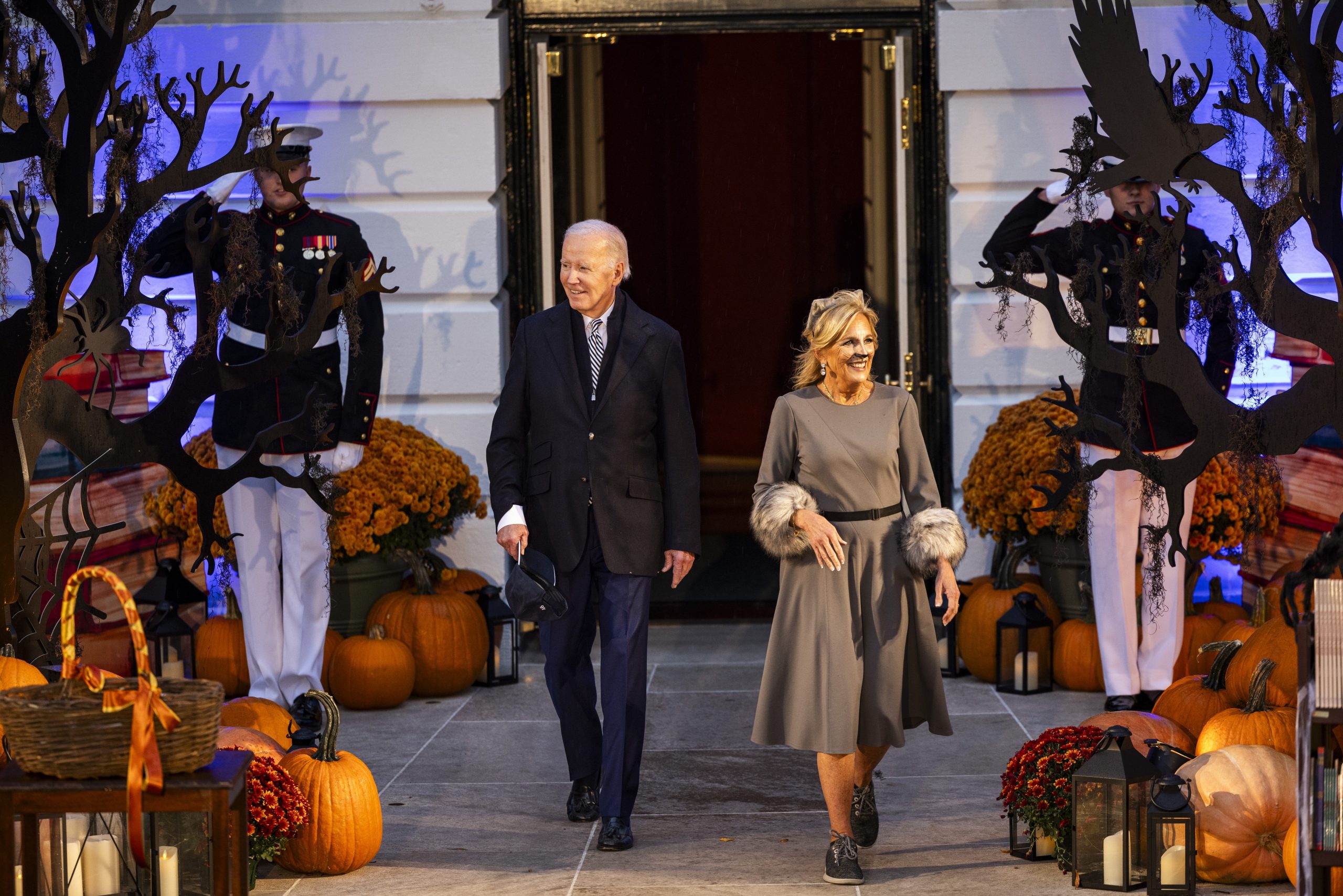 Una Jill Biden disfrazada de gata da libros a los niños por Halloween en la Casa Blanca