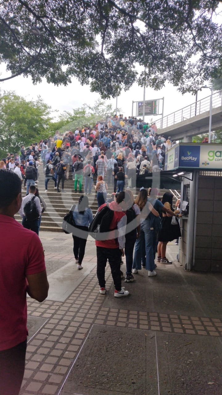 FOTOS: ¡Avise que llega tardecito! Qué gentío en las estaciones del Metro 2 gentio en el metro1