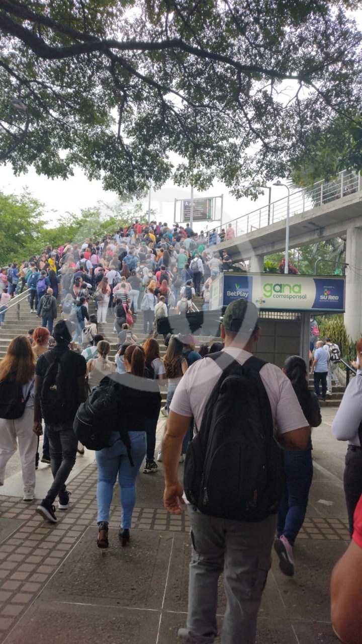 FOTOS: ¡Avise que llega tardecito! Qué gentío en las estaciones del Metro 3 gentio en el metro2