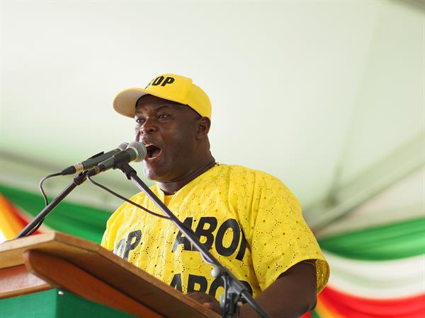 Surinam amenaza con expulsar por la fuerza a mineros ilegales tras derrumbe con 15 muertos