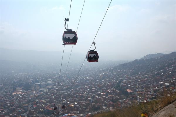 Venezuela envía a 40 bomberos más para combatir los incendios forestales en Bolivia
