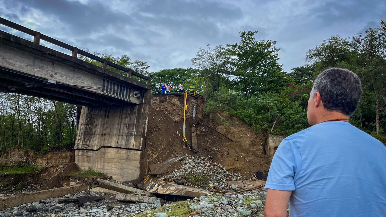 FOTOS. Gobernador de Antioquia visitó y evaluó las afectaciones sobre el puente del río Tonusco