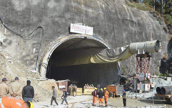 Nueva maquinaria para rescatar a los 40 obreros atrapados más de 100 horas en un túnel en India
