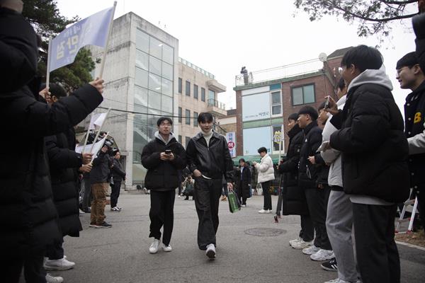 Corea del Sur celebra selectividad sin protocolos anticovid por primera vez en tres años