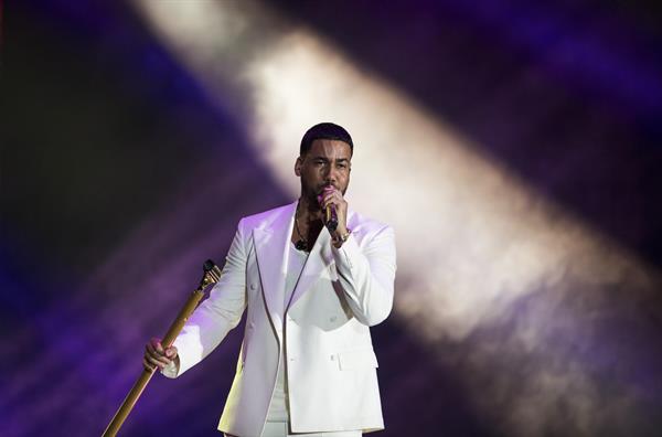 Romeo Santos recorre un sector de la capital dominicana afectado por las lluvias