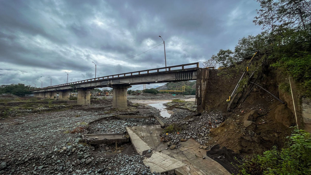 FOTOS. Gobernador de Antioquia visitó y evaluó las afectaciones sobre el puente del río Tonusco