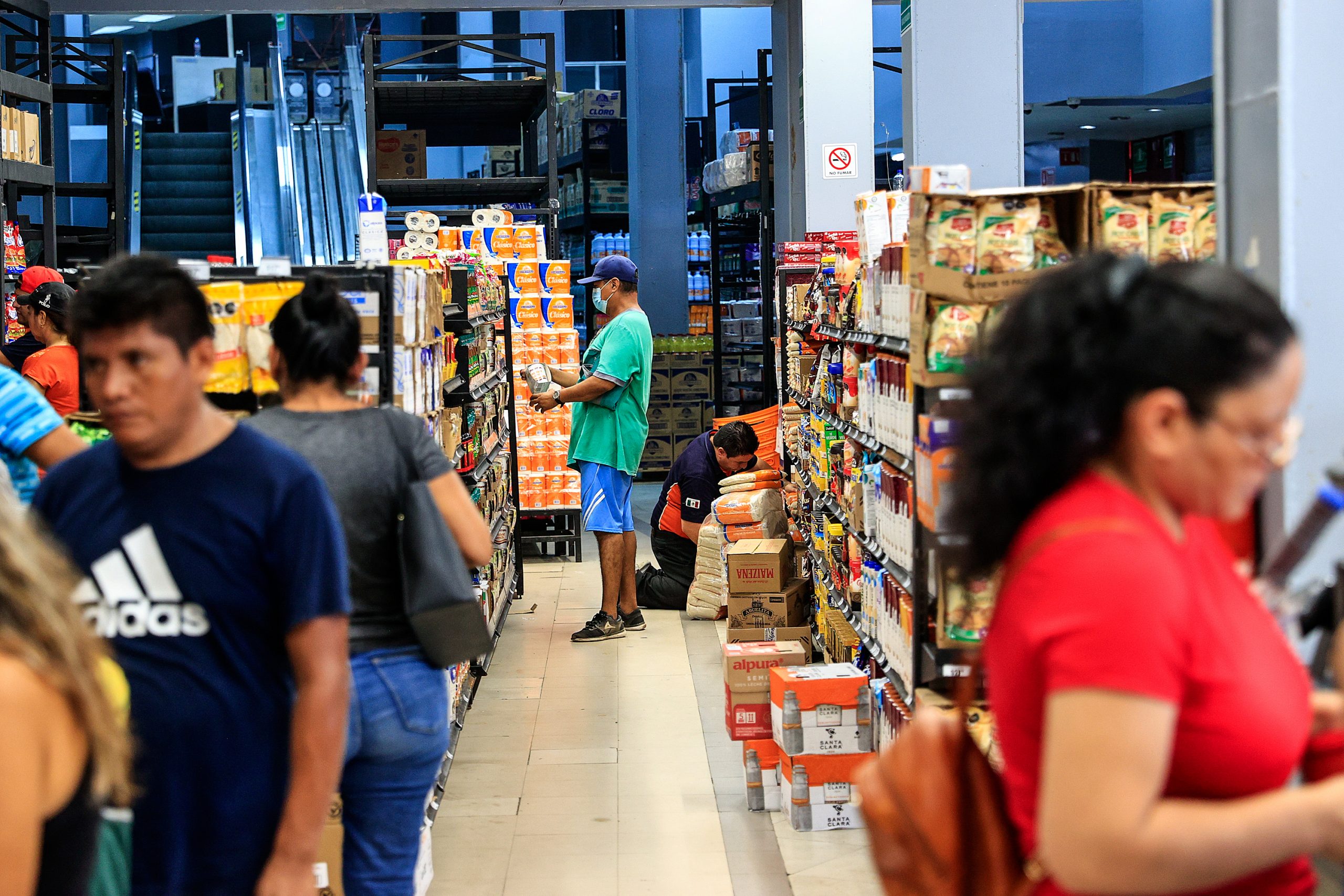 Reabren los primeros cuatro supermercados en Acapulco tras el huracán Otis en México