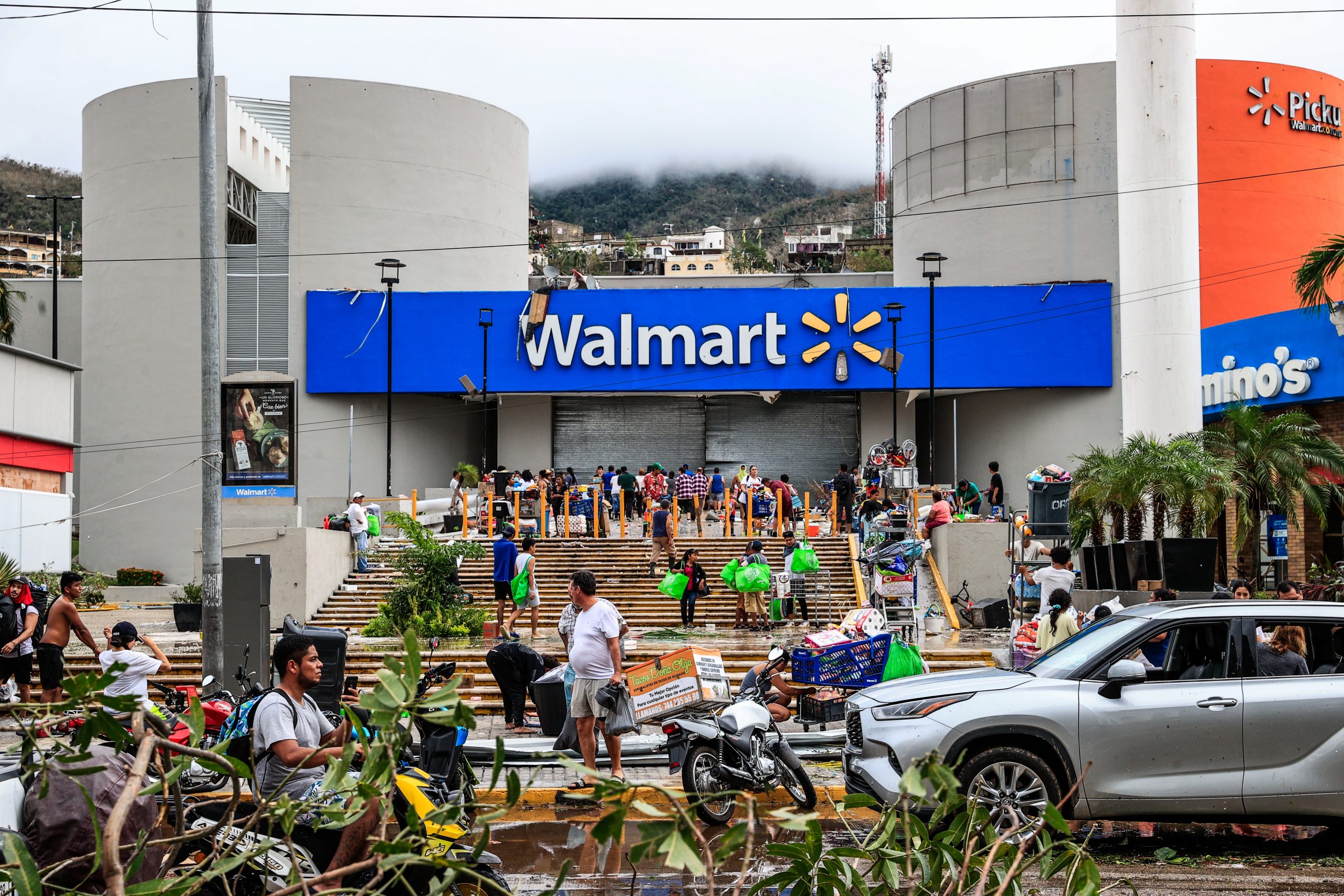 México anuncia los primeros repartos de alimentos a damnificados por Otis en Guerrero