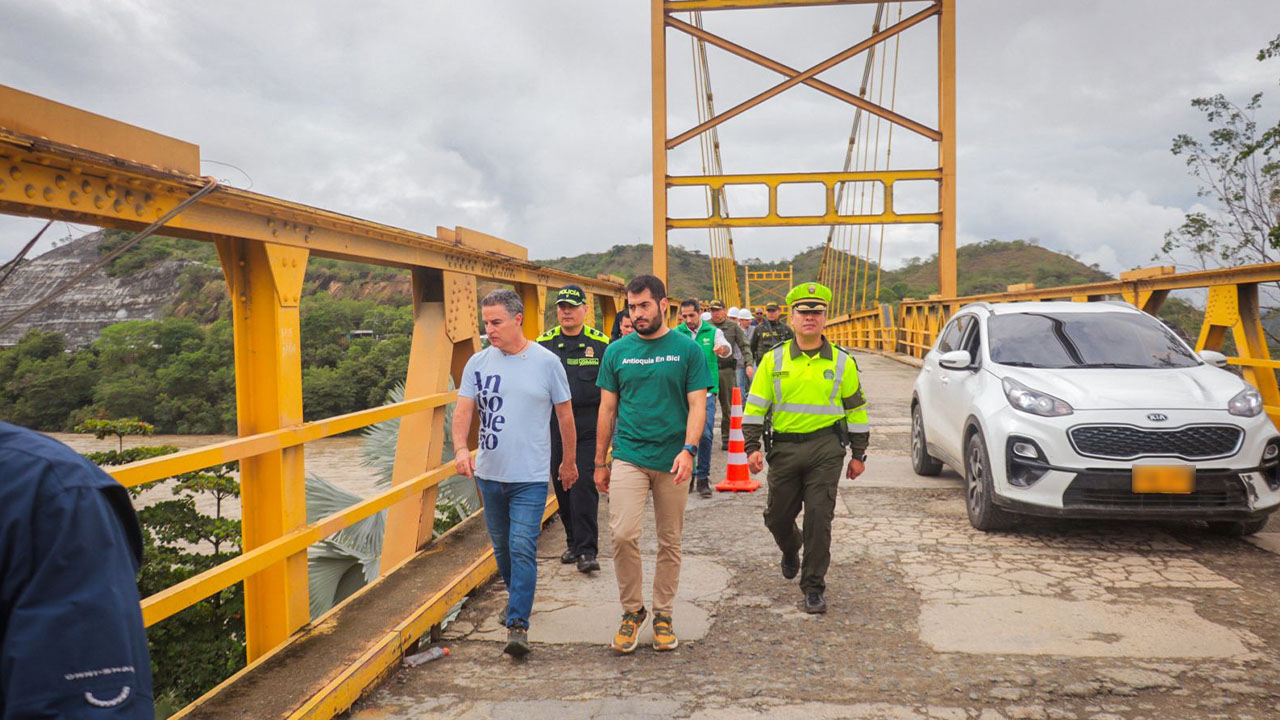 FOTOS. Gobernador de Antioquia visitó y evaluó las afectaciones sobre el puente del río Tonusco