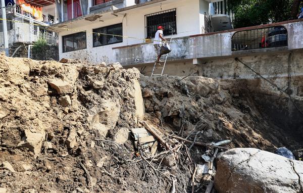 México eleva a 49 los muertos tras tres semanas del huracán Otis